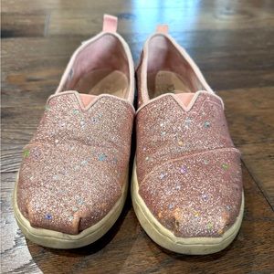 Toms Youth Alpargara Rose Gold Cosmic Glitter, Size 4.5
